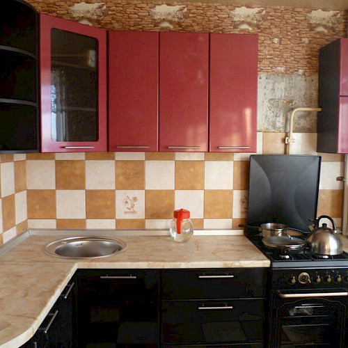 Дизайн красно-черных кухонь: 67 страстных интерьеров не для всех